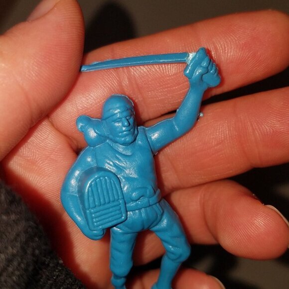 VTG 12 Plastic Pirate Figures Toy Lot Blue Red Yellow Swords Pretend Play - Picture 9 of 11